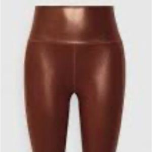 Condition: Excellent Used| Size: Medium | Shiny Athleta Tight/Leggings